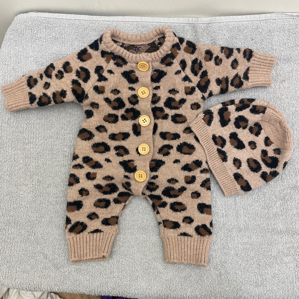 SHEIN Baby Leopard Print Knit‎ Jumpsuit Romper and Beanie Set 0-1M Tan Brown